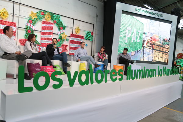 Rueda de prensa, Alumbrado Navideño 2014
Rueda de prensa, Alumbrado Navideño 2014
Fecha: Octubre 17 de 2014
Para descargar esta fotografía en alta resolución, haga clic sobre la imagen hasta que la misma se despliegue en la pantalla completa; luego dé clic derecho y elija la opción "guardar imagen como". 
En caso de publicación por cualquier medio, solicitamos acompañarla del crédito: "Foto EPM"

Palabras clave: Rueda prensa Alumbrado Navideño 2014