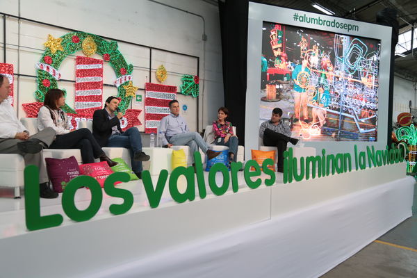 Rueda de prensa, Alumbrado Navideño 2014
Rueda de prensa, Alumbrado Navideño 2014
Fecha: Octubre 17 de 2014
Para descargar esta fotografía en alta resolución, haga clic sobre la imagen hasta que la misma se despliegue en la pantalla completa; luego dé clic derecho y elija la opción "guardar imagen como". 
En caso de publicación por cualquier medio, solicitamos acompañarla del crédito: "Foto EPM"

Palabras clave: Rueda prensa Alumbrado Navideño 2014