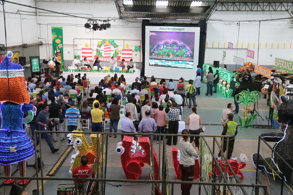 Rueda de prensa, Alumbrado Navideño 2014
Rueda de prensa, Alumbrado Navideño 2014
Fecha: Octubre 17 de 2014
Para descargar esta fotografía en alta resolución, haga clic sobre la imagen hasta que la misma se despliegue en la pantalla completa; luego dé clic derecho y elija la opción "guardar imagen como". 
En caso de publicación por cualquier medio, solicitamos acompañarla del crédito: "Foto EPM"

Palabras clave: Rueda prensa Alumbrado Navideño 2014