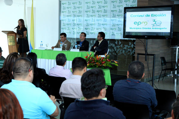 Firma de convenio EPM – Cornare
Firma de convenio EPM – Cornare
Fecha: Octubre 25 de 2013. Lugar: Auditorio Hospital San Vicente Fundación
Para descargar esta fotografía en alta resolución, haga clic sobre la imagen hasta que la misma se despliegue en la pantalla completa; luego dé clic derecho y elija la opción "guardar imagen como". 
En caso de publicación por cualquier medio, solicitamos acompañarla del crédito: "Foto EPM"

Palabras clave: Firma convenio EPM  Cornare