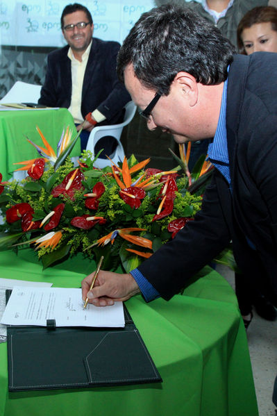 Firma de convenio EPM – Cornare
Firma de convenio EPM – Cornare
Fecha: Octubre 25 de 2013. Lugar: Auditorio Hospital San Vicente Fundación
Para descargar esta fotografía en alta resolución, haga clic sobre la imagen hasta que la misma se despliegue en la pantalla completa; luego dé clic derecho y elija la opción "guardar imagen como". 
En caso de publicación por cualquier medio, solicitamos acompañarla del crédito: "Foto EPM"

Palabras clave: Firma convenio EPM  Cornare