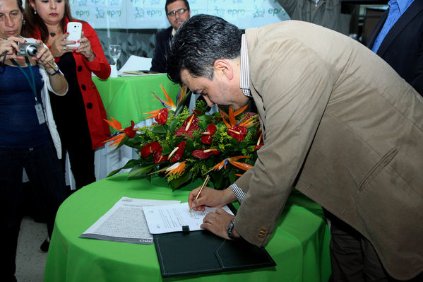 Firma de convenio EPM – Cornare
Firma de convenio EPM – Cornare
Fecha: Octubre 25 de 2013. Lugar: Auditorio Hospital San Vicente Fundación
Para descargar esta fotografía en alta resolución, haga clic sobre la imagen hasta que la misma se despliegue en la pantalla completa; luego dé clic derecho y elija la opción "guardar imagen como". 
En caso de publicación por cualquier medio, solicitamos acompañarla del crédito: "Foto EPM"

Palabras clave: Firma convenio EPM  Cornare