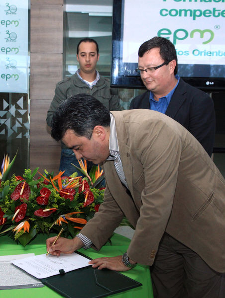 Firma de convenio EPM – Cornare
Firma de convenio EPM – Cornare
Fecha: Octubre 25 de 2013. Lugar: Auditorio Hospital San Vicente Fundación
Para descargar esta fotografía en alta resolución, haga clic sobre la imagen hasta que la misma se despliegue en la pantalla completa; luego dé clic derecho y elija la opción "guardar imagen como". 
En caso de publicación por cualquier medio, solicitamos acompañarla del crédito: "Foto EPM"

Palabras clave: Firma convenio EPM  Cornare
