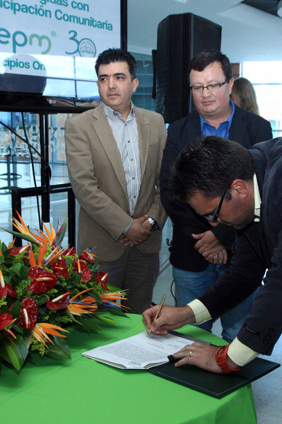 Firma de convenio EPM – Cornare
Firma de convenio EPM – Cornare
Fecha: Octubre 25 de 2013. Lugar: Auditorio Hospital San Vicente Fundación
Para descargar esta fotografía en alta resolución, haga clic sobre la imagen hasta que la misma se despliegue en la pantalla completa; luego dé clic derecho y elija la opción "guardar imagen como". 
En caso de publicación por cualquier medio, solicitamos acompañarla del crédito: "Foto EPM"

Palabras clave: Firma convenio EPM  Cornare