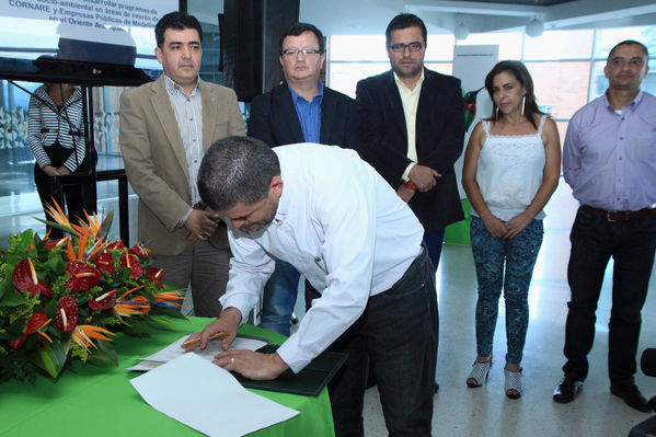 Firma de convenio EPM – Cornare
Firma de convenio EPM – Cornare
Fecha: Octubre 25 de 2013. Lugar: Auditorio Hospital San Vicente Fundación
Para descargar esta fotografía en alta resolución, haga clic sobre la imagen hasta que la misma se despliegue en la pantalla completa; luego dé clic derecho y elija la opción "guardar imagen como". 
En caso de publicación por cualquier medio, solicitamos acompañarla del crédito: "Foto EPM"

Palabras clave: Firma convenio EPM  Cornare