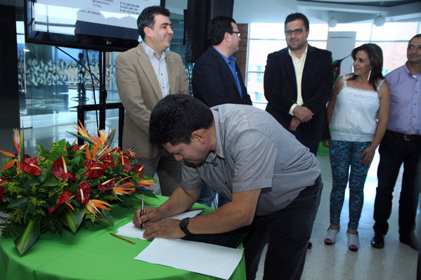 Firma de convenio EPM – Cornare
Firma de convenio EPM – Cornare
Fecha: Octubre 25 de 2013. Lugar: Auditorio Hospital San Vicente Fundación
Para descargar esta fotografía en alta resolución, haga clic sobre la imagen hasta que la misma se despliegue en la pantalla completa; luego dé clic derecho y elija la opción "guardar imagen como". 
En caso de publicación por cualquier medio, solicitamos acompañarla del crédito: "Foto EPM"

Palabras clave: Firma convenio EPM  Cornare