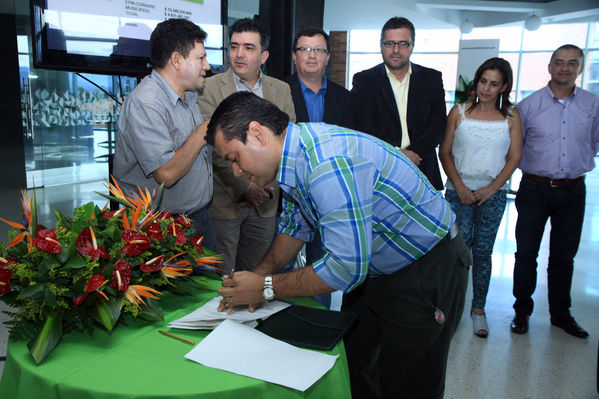 Firma de convenio EPM – Cornare
Firma de convenio EPM – Cornare
Fecha: Octubre 25 de 2013. Lugar: Auditorio Hospital San Vicente Fundación
Para descargar esta fotografía en alta resolución, haga clic sobre la imagen hasta que la misma se despliegue en la pantalla completa; luego dé clic derecho y elija la opción "guardar imagen como". 
En caso de publicación por cualquier medio, solicitamos acompañarla del crédito: "Foto EPM"

Palabras clave: Firma convenio EPM  Cornare