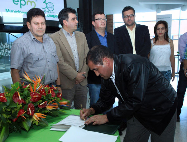 Firma de convenio EPM – Cornare
Firma de convenio EPM – Cornare
Fecha: Octubre 25 de 2013. Lugar: Auditorio Hospital San Vicente Fundación
Para descargar esta fotografía en alta resolución, haga clic sobre la imagen hasta que la misma se despliegue en la pantalla completa; luego dé clic derecho y elija la opción "guardar imagen como". 
En caso de publicación por cualquier medio, solicitamos acompañarla del crédito: "Foto EPM"

Palabras clave: Firma convenio EPM  Cornare