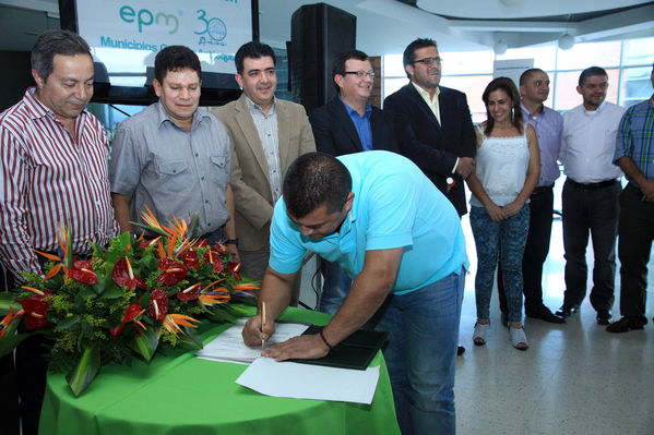 Firma de convenio EPM – Cornare
Firma de convenio EPM – Cornare
Fecha: Octubre 25 de 2013. Lugar: Auditorio Hospital San Vicente Fundación
Para descargar esta fotografía en alta resolución, haga clic sobre la imagen hasta que la misma se despliegue en la pantalla completa; luego dé clic derecho y elija la opción "guardar imagen como". 
En caso de publicación por cualquier medio, solicitamos acompañarla del crédito: "Foto EPM"

Palabras clave: Firma convenio EPM  Cornare