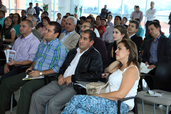 Firma de convenio EPM – Cornare
Firma de convenio EPM – Cornare
Fecha: Octubre 25 de 2013. Lugar: Auditorio Hospital San Vicente Fundación
Para descargar esta fotografía en alta resolución, haga clic sobre la imagen hasta que la misma se despliegue en la pantalla completa; luego dé clic derecho y elija la opción "guardar imagen como". 
En caso de publicación por cualquier medio, solicitamos acompañarla del crédito: "Foto EPM"

Palabras clave: Firma convenio EPM  Cornare