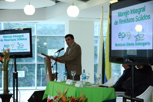Firma de convenio EPM – Cornare
Firma de convenio EPM – Cornare
Fecha: Octubre 25 de 2013. Lugar: Auditorio Hospital San Vicente Fundación
Para descargar esta fotografía en alta resolución, haga clic sobre la imagen hasta que la misma se despliegue en la pantalla completa; luego dé clic derecho y elija la opción "guardar imagen como". 
En caso de publicación por cualquier medio, solicitamos acompañarla del crédito: "Foto EPM"

Palabras clave: Firma convenio EPM  Cornare