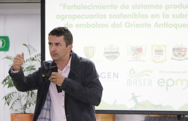 Rueda de Prensa presentación de proyecto
Rueda de Prensa de la presentación del proyecto de fortalecimiento de sistemas productivos agropecuarios sostenibles de la subregión de embalses del Oriente antioqueño
Fecha: Octubre 10 de 2017
Para descargar esta fotografía en alta resolución, haga clic sobre la imagen hasta que la misma se despliegue en la pantalla completa; luego dé clic derecho y elija la opción "guardar imagen como". 
En caso de publicación por cualquier medio, solicitamos acompañarla del crédito: "Foto EPM"
Palabras clave: Rueda Prensa presentación proyecto
