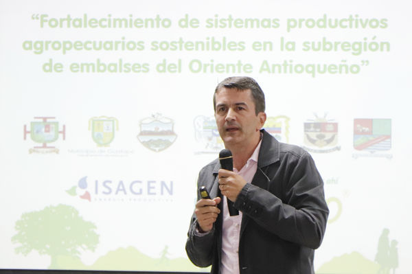 Rueda de Prensa presentación de proyecto
Rueda de Prensa de la presentación del proyecto de fortalecimiento de sistemas productivos agropecuarios sostenibles de la subregión de embalses del Oriente antioqueño
Fecha: Octubre 10 de 2017
Para descargar esta fotografía en alta resolución, haga clic sobre la imagen hasta que la misma se despliegue en la pantalla completa; luego dé clic derecho y elija la opción "guardar imagen como". 
En caso de publicación por cualquier medio, solicitamos acompañarla del crédito: "Foto EPM"
Palabras clave: Rueda Prensa presentación proyecto