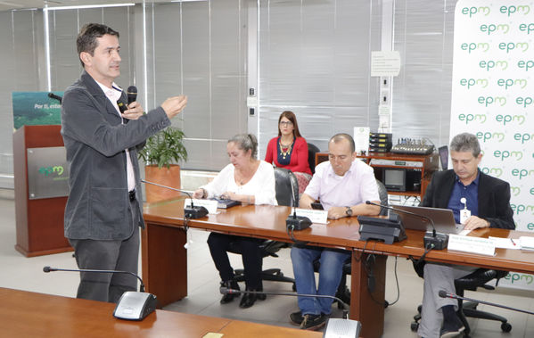 Rueda de Prensa presentación de proyecto
Rueda de Prensa de la presentación del proyecto de fortalecimiento de sistemas productivos agropecuarios sostenibles de la subregión de embalses del Oriente antioqueño
Fecha: Octubre 10 de 2017
Para descargar esta fotografía en alta resolución, haga clic sobre la imagen hasta que la misma se despliegue en la pantalla completa; luego dé clic derecho y elija la opción "guardar imagen como". 
En caso de publicación por cualquier medio, solicitamos acompañarla del crédito: "Foto EPM"
Palabras clave: Rueda Prensa presentación proyecto