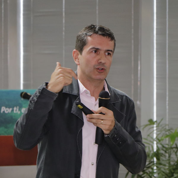 Rueda de Prensa presentación de proyecto
Rueda de Prensa de la presentación del proyecto de fortalecimiento de sistemas productivos agropecuarios sostenibles de la subregión de embalses del Oriente antioqueño
Fecha: Octubre 10 de 2017
Para descargar esta fotografía en alta resolución, haga clic sobre la imagen hasta que la misma se despliegue en la pantalla completa; luego dé clic derecho y elija la opción "guardar imagen como". 
En caso de publicación por cualquier medio, solicitamos acompañarla del crédito: "Foto EPM"
Palabras clave: Rueda Prensa presentación proyecto