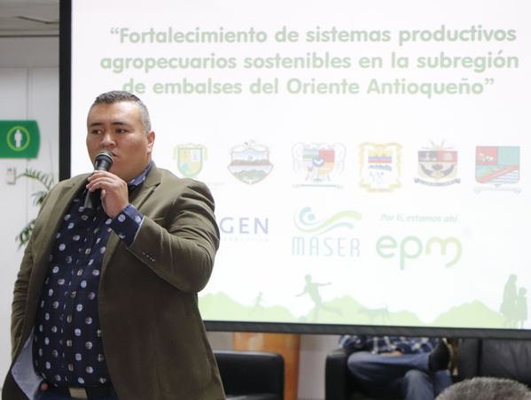 Rueda de Prensa presentación de proyecto
Rueda de Prensa de la presentación del proyecto de fortalecimiento de sistemas productivos agropecuarios sostenibles de la subregión de embalses del Oriente antioqueño
Fecha: Octubre 10 de 2017
Para descargar esta fotografía en alta resolución, haga clic sobre la imagen hasta que la misma se despliegue en la pantalla completa; luego dé clic derecho y elija la opción "guardar imagen como". 
En caso de publicación por cualquier medio, solicitamos acompañarla del crédito: "Foto EPM"
Palabras clave: Rueda Prensa presentación proyecto