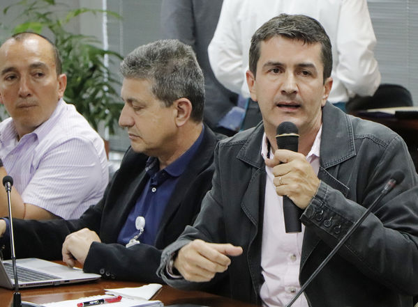 Rueda de Prensa presentación de proyecto
Rueda de Prensa de la presentación del proyecto de fortalecimiento de sistemas productivos agropecuarios sostenibles de la subregión de embalses del Oriente antioqueño
Fecha: Octubre 10 de 2017
Para descargar esta fotografía en alta resolución, haga clic sobre la imagen hasta que la misma se despliegue en la pantalla completa; luego dé clic derecho y elija la opción "guardar imagen como". 
En caso de publicación por cualquier medio, solicitamos acompañarla del crédito: "Foto EPM"
Palabras clave: Rueda Prensa presentación proyecto
