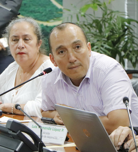 Rueda de Prensa presentación de proyecto
Rueda de Prensa de la presentación del proyecto de fortalecimiento de sistemas productivos agropecuarios sostenibles de la subregión de embalses del Oriente antioqueño
Fecha: Octubre 10 de 2017
Para descargar esta fotografía en alta resolución, haga clic sobre la imagen hasta que la misma se despliegue en la pantalla completa; luego dé clic derecho y elija la opción "guardar imagen como". 
En caso de publicación por cualquier medio, solicitamos acompañarla del crédito: "Foto EPM"
Palabras clave: Rueda Prensa presentación proyecto