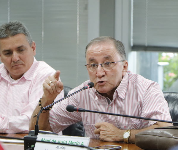 Rueda de Prensa presentación de proyecto
Rueda de Prensa de la presentación del proyecto de fortalecimiento de sistemas productivos agropecuarios sostenibles de la subregión de embalses del Oriente antioqueño
Fecha: Octubre 10 de 2017
Para descargar esta fotografía en alta resolución, haga clic sobre la imagen hasta que la misma se despliegue en la pantalla completa; luego dé clic derecho y elija la opción "guardar imagen como". 
En caso de publicación por cualquier medio, solicitamos acompañarla del crédito: "Foto EPM"
Palabras clave: Rueda Prensa presentación proyecto