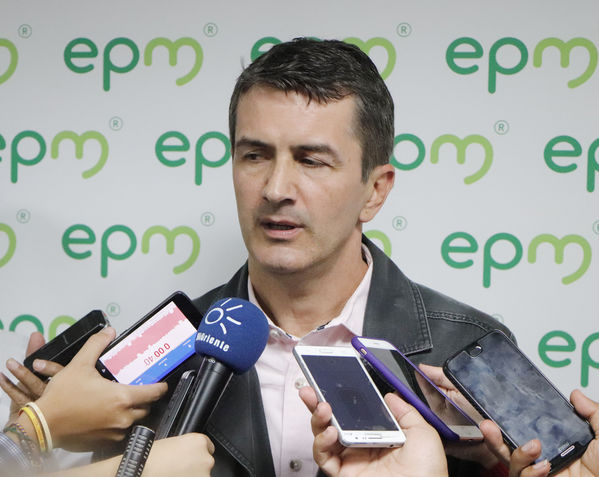 Rueda de Prensa presentación de proyecto
Rueda de Prensa de la presentación del proyecto de fortalecimiento de sistemas productivos agropecuarios sostenibles de la subregión de embalses del Oriente antioqueño
Fecha: Octubre 10 de 2017
Para descargar esta fotografía en alta resolución, haga clic sobre la imagen hasta que la misma se despliegue en la pantalla completa; luego dé clic derecho y elija la opción "guardar imagen como". 
En caso de publicación por cualquier medio, solicitamos acompañarla del crédito: "Foto EPM"

Palabras clave: Rueda Prensa presentación proyecto