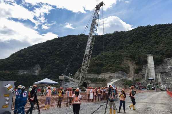Invitación medios recorrido proyecto hidroeléctrico Ituango
Invitación medios recorrido proyecto hidroeléctrico Ituango.
Fecha: Octubre 10 2018
Para descargar esta fotografía en alta resolución, haga clic sobre la imagen hasta que la misma se despliegue en la pantalla completa; luego dé clic derecho y elija la opción "guardar imagen como". 
En caso de publicación por cualquier medio, solicitamos acompañarla del crédito: "Foto EPM"
Palabras clave: Invitación medios recorrido proyecto hidroeléctrico Ituango