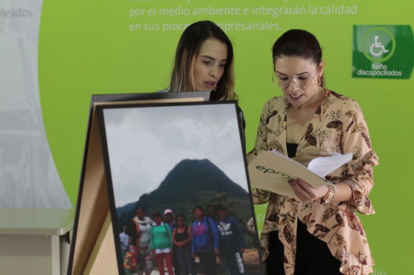 Clausura Programa Educación Ambiental
Clausura Programa Educación Ambiental.
Fecha: Octubre 11 2019.
Para descargar esta fotografía en alta resolución, haga clic sobre la imagen hasta que la misma se despliegue en la pantalla completa; luego dé clic derecho y elija la opción "guardar imagen como". 
En caso de publicación por cualquier medio, solicitamos acompañarla del crédito: "Foto EPM"
Palabras clave: Clausura Programa Educación Ambiental