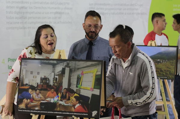 Clausura Programa Educación Ambiental
Clausura Programa Educación Ambiental.
Fecha: Octubre 11 2019.
Para descargar esta fotografía en alta resolución, haga clic sobre la imagen hasta que la misma se despliegue en la pantalla completa; luego dé clic derecho y elija la opción "guardar imagen como". 
En caso de publicación por cualquier medio, solicitamos acompañarla del crédito: "Foto EPM"
Palabras clave: Clausura Programa Educación Ambiental