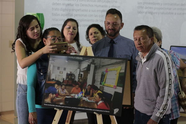 Clausura Programa Educación Ambiental
Clausura Programa Educación Ambiental.
Fecha: Octubre 11 2019.
Para descargar esta fotografía en alta resolución, haga clic sobre la imagen hasta que la misma se despliegue en la pantalla completa; luego dé clic derecho y elija la opción "guardar imagen como". 
En caso de publicación por cualquier medio, solicitamos acompañarla del crédito: "Foto EPM"
Palabras clave: Clausura Programa Educación Ambiental