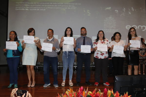 Clausura Programa Educación Ambiental
Clausura Programa Educación Ambiental.
Fecha: Octubre 11 2019.
Para descargar esta fotografía en alta resolución, haga clic sobre la imagen hasta que la misma se despliegue en la pantalla completa; luego dé clic derecho y elija la opción "guardar imagen como". 
En caso de publicación por cualquier medio, solicitamos acompañarla del crédito: "Foto EPM"
Palabras clave: Clausura Programa Educación Ambiental
