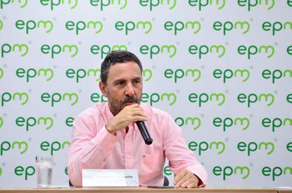 Entrega Árboles AMVA Rueda Prensa
Entrega Árboles AMVA Rueda Prensa.
Fecha: Octubre 11 2019.
Para descargar esta fotografía en alta resolución, haga clic sobre la imagen hasta que la misma se despliegue en la pantalla completa; luego dé clic derecho y elija la opción "guardar imagen como". 
En caso de publicación por cualquier medio, solicitamos acompañarla del crédito: "Foto EPM"
Palabras clave: Entrega Árboles AMVA Rueda Prensa