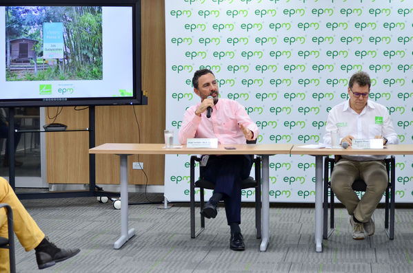 Entrega Árboles AMVA Rueda Prensa
Entrega Árboles AMVA Rueda Prensa.
Fecha: Octubre 11 2019.
Para descargar esta fotografía en alta resolución, haga clic sobre la imagen hasta que la misma se despliegue en la pantalla completa; luego dé clic derecho y elija la opción "guardar imagen como". 
En caso de publicación por cualquier medio, solicitamos acompañarla del crédito: "Foto EPM"
Palabras clave: Entrega Árboles AMVA Rueda Prensa