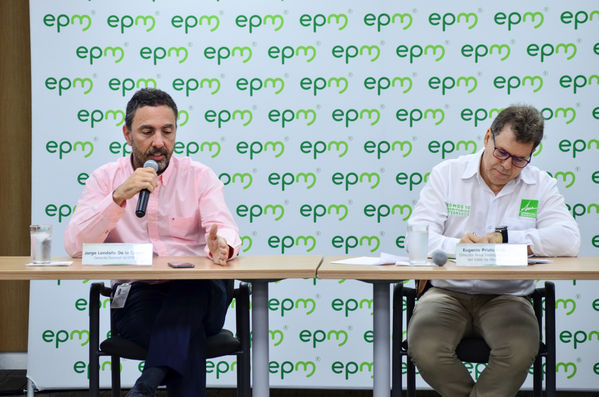Entrega Árboles AMVA Rueda Prensa
Entrega Árboles AMVA Rueda Prensa.
Fecha: Octubre 11 2019.
Para descargar esta fotografía en alta resolución, haga clic sobre la imagen hasta que la misma se despliegue en la pantalla completa; luego dé clic derecho y elija la opción "guardar imagen como". 
En caso de publicación por cualquier medio, solicitamos acompañarla dEntrega Árboles AMVA Rueda Prensael crédito: "Foto EPM"

