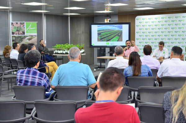 Entrega Árboles AMVA Rueda Prensa
Entrega Árboles AMVA Rueda Prensa.
Fecha: Octubre 11 2019.
Para descargar esta fotografía en alta resolución, haga clic sobre la imagen hasta que la misma se despliegue en la pantalla completa; luego dé clic derecho y elija la opción "guardar imagen como". 
En caso de publicación por cualquier medio, solicitamos acompañarla del crédito: "Foto EPM"
Palabras clave: Entrega Árboles AMVA Rueda Prensa