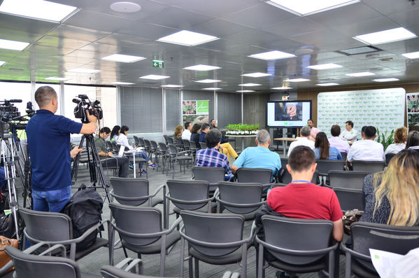 Entrega Árboles AMVA Rueda Prensa
Entrega Árboles AMVA Rueda Prensa.
Fecha: Octubre 11 2019.
Para descargar esta fotografía en alta resolución, haga clic sobre la imagen hasta que la misma se despliegue en la pantalla completa; luego dé clic derecho y elija la opción "guardar imagen como". 
En caso de publicación por cualquier medio, solicitamos acompañarla del crédito: "Foto EPM"
Palabras clave: Entrega Árboles AMVA Rueda Prensa