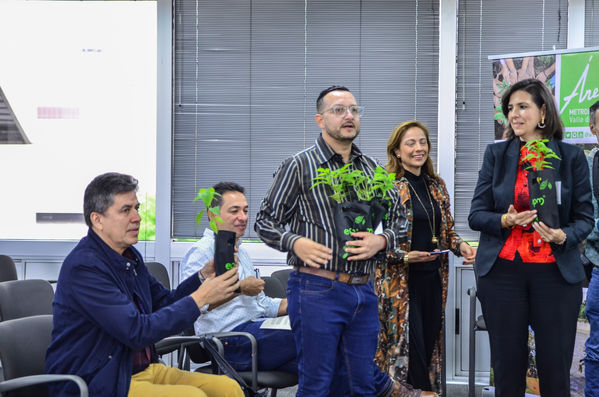 Entrega Árboles AMVA Rueda Prensa
Entrega Árboles AMVA Rueda Prensa.
Fecha: Octubre 11 2019.
Para descargar esta fotografía en alta resolución, haga clic sobre la imagen hasta que la misma se despliegue en la pantalla completa; luego dé clic derecho y elija la opción "guardar imagen como". 
En caso de publicación por cualquier medio, solicitamos acompañarla del crédito: "Foto EPM"
Palabras clave: Entrega Árboles AMVA Rueda Prensa