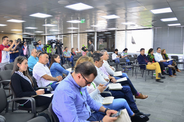 Entrega Árboles AMVA Rueda Prensa
Entrega Árboles AMVA Rueda Prensa.
Fecha: Octubre 11 2019.
Para descargar esta fotografía en alta resolución, haga clic sobre la imagen hasta que la misma se despliegue en la pantalla completa; luego dé clic derecho y elija la opción "guardar imagen como". 
En caso de publicación por cualquier medio, solicitamos acompañarla del crédito: "Foto EPM"
Palabras clave: Entrega Árboles AMVA Rueda Prensa