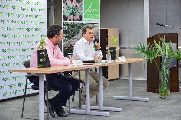Entrega Árboles AMVA Rueda Prensa
Entrega Árboles AMVA Rueda Prensa.
Fecha: Octubre 11 2019.
Para descargar esta fotografía en alta resolución, haga clic sobre la imagen hasta que la misma se despliegue en la pantalla completa; luego dé clic derecho y elija la opción "guardar imagen como". 
En caso de publicación por cualquier medio, solicitamos acompañarla del crédito: "Foto EPM"
Palabras clave: Entrega Árboles AMVA Rueda Prensa