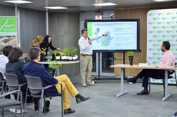Entrega Árboles AMVA Rueda Prensa
Entrega Árboles AMVA Rueda Prensa.
Fecha: Octubre 11 2019.
Para descargar esta fotografía en alta resolución, haga clic sobre la imagen hasta que la misma se despliegue en la pantalla completa; luego dé clic derecho y elija la opción "guardar imagen como". 
En caso de publicación por cualquier medio, solicitamos acompañarla del crédito: "Foto EPM"
Palabras clave: Entrega Árboles AMVA Rueda Prensa