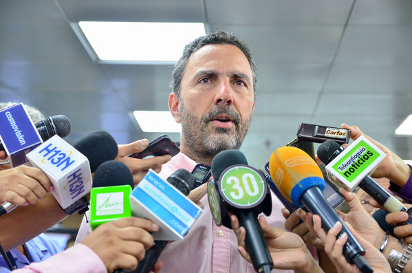 Entrega Árboles AMVA Rueda Prensa
Entrega Árboles AMVA Rueda Prensa.
Fecha: Octubre 11 2019.
Para descargar esta fotografía en alta resolución, haga clic sobre la imagen hasta que la misma se despliegue en la pantalla completa; luego dé clic derecho y elija la opción "guardar imagen como". 
En caso de publicación por cualquier medio, solicitamos acompañarla del crédito: "Foto EPM"
Palabras clave: Entrega Árboles AMVA Rueda Prensa