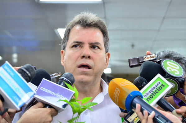Entrega Árboles AMVA Rueda Prensa
Entrega Árboles AMVA Rueda Prensa.
Fecha: Octubre 11 2019.
Para descargar esta fotografía en alta resolución, haga clic sobre la imagen hasta que la misma se despliegue en la pantalla completa; luego dé clic derecho y elija la opción "guardar imagen como". 
En caso de publicación por cualquier medio, solicitamos acompañarla del crédito: "Foto EPM"
Palabras clave: Entrega Árboles AMVA Rueda Prensa