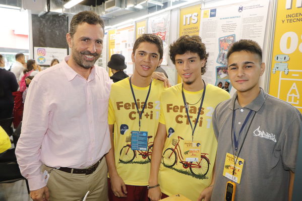 Feria CT+i 2017 ciencia Exploratorio innovación educación desarrollo tecnología jóvenes
Feria CT+i 2017
Fecha: Octubre 26 de 2017
Para descargar esta fotografía en alta resolución, haga clic sobre la imagen hasta que la misma se despliegue en la pantalla completa; luego dé clic derecho y elija la opción "guardar imagen como". 
En caso de publicación por cualquier medio, solicitamos acompañarla del crédito: "Foto EPM"
Palabras clave: Feria CT+i 2017 ciencia Exploratorio innovación educación desarrollo tecnología jóvenes