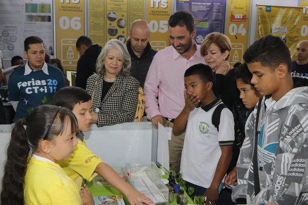 Feria CT+i 2017 ciencia Exploratorio innovación educación desarrollo tecnología jóvenes
Feria CT+i 2017
Fecha: Octubre 26 de 2017
Para descargar esta fotografía en alta resolución, haga clic sobre la imagen hasta que la misma se despliegue en la pantalla completa; luego dé clic derecho y elija la opción "guardar imagen como". 
En caso de publicación por cualquier medio, solicitamos acompañarla del crédito: "Foto EPM"
Palabras clave: Feria CT+i 2017 ciencia Exploratorio innovación educación desarrollo tecnología jóvenes