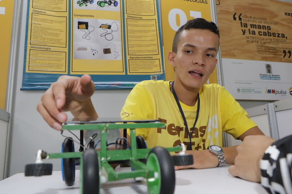 Feria CT+i 2017 ciencia Exploratorio innovación educación desarrollo tecnología jóvenes
Feria CT+i 2017
Fecha: Octubre 26 de 2017
Para descargar esta fotografía en alta resolución, haga clic sobre la imagen hasta que la misma se despliegue en la pantalla completa; luego dé clic derecho y elija la opción "guardar imagen como". 
En caso de publicación por cualquier medio, solicitamos acompañarla del crédito: "Foto EPM"
Palabras clave: Feria CT+i 2017 ciencia Exploratorio innovación educación desarrollo tecnología jóvenes