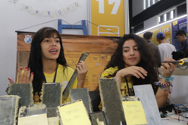 Feria CT+i 2017 ciencia Exploratorio innovación educación desarrollo tecnología jóvenes
Feria CT+i 2017
Fecha: Octubre 26 de 2017
Para descargar esta fotografía en alta resolución, haga clic sobre la imagen hasta que la misma se despliegue en la pantalla completa; luego dé clic derecho y elija la opción "guardar imagen como". 
En caso de publicación por cualquier medio, solicitamos acompañarla del crédito: "Foto EPM"
Palabras clave: Feria CT+i 2017 ciencia Exploratorio innovación educación desarrollo tecnología jóvenes