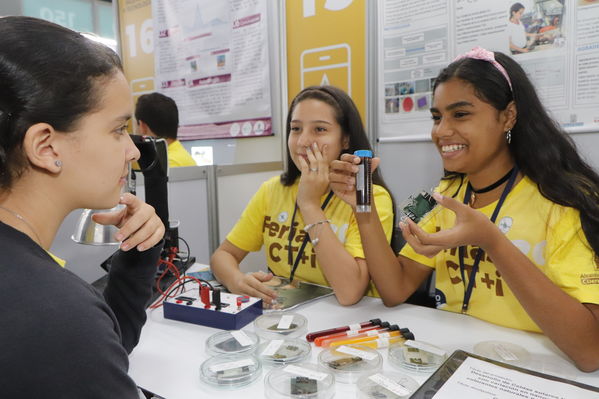 Feria CT+i 2017 ciencia Exploratorio innovación educación desarrollo tecnología jóvenes
Feria CT+i 2017
Fecha: Octubre 26 de 2017
Para descargar esta fotografía en alta resolución, haga clic sobre la imagen hasta que la misma se despliegue en la pantalla completa; luego dé clic derecho y elija la opción "guardar imagen como". 
En caso de publicación por cualquier medio, solicitamos acompañarla del crédito: "Foto EPM"
Palabras clave: Feria CT+i 2017 ciencia Exploratorio innovación educación desarrollo tecnología jóvenes