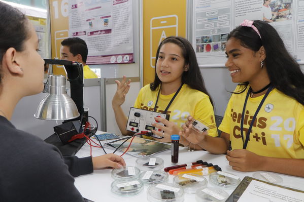 Feria CT+i 2017 ciencia Exploratorio innovación educación desarrollo tecnología jóvenes
Feria CT+i 2017
Fecha: Octubre 26 de 2017
Para descargar esta fotografía en alta resolución, haga clic sobre la imagen hasta que la misma se despliegue en la pantalla completa; luego dé clic derecho y elija la opción "guardar imagen como". 
En caso de publicación por cualquier medio, solicitamos acompañarla del crédito: "Foto EPM"
Palabras clave: Feria CT+i 2017 ciencia Exploratorio innovación educación desarrollo tecnología jóvenes