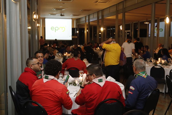 Cena Giwell Especialidad Scout cuidamundos EPM
Cena Giwell Especialidad Scout cuidamundos EPM.
Fecha: Octubre 4 2019.
Para descargar esta fotografía en alta resolución, haga clic sobre la imagen hasta que la misma se despliegue en la pantalla completa; luego dé clic derecho y elija la opción "guardar imagen como". 
En caso de publicación por cualquier medio, solicitamos acompañarla del crédito: "Foto EPM"
Palabras clave: Cena Giwell Especialidad Scout cuidamundos EPM