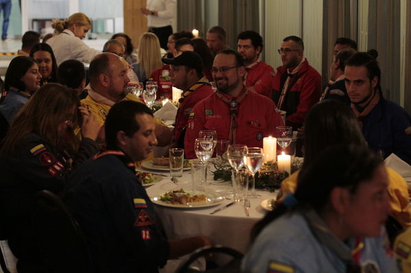 Cena Giwell Especialidad Scout cuidamundos EPM
Cena Giwell Especialidad Scout cuidamundos EPM.
Fecha: Octubre 4 2019.
Para descargar esta fotografía en alta resolución, haga clic sobre la imagen hasta que la misma se despliegue en la pantalla completa; luego dé clic derecho y elija la opción "guardar imagen como". 
En caso de publicación por cualquier medio, solicitamos acompañarla del crédito: "Foto EPM"
Palabras clave: Cena Giwell Especialidad Scout cuidamundos EPM