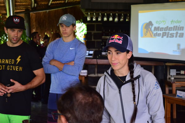 Rueda de prensa EPM INDER Medellín de Pista
Rueda de prensa EPM INDER Medellín de Pista
Fecha: Octubre 3 de 2017
Para descargar esta fotografía en alta resolución, haga clic sobre la imagen hasta que la misma se despliegue en la pantalla completa; luego dé clic derecho y elija la opción "guardar imagen como". 
En caso de publicación por cualquier medio, solicitamos acompañarla del crédito: "Foto EPM"
Palabras clave: Rueda prensa EPM INDER Medellín Pista