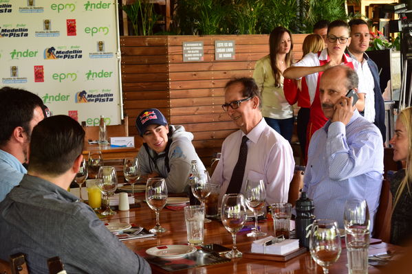 Rueda de prensa EPM INDER Medellín de Pista
Rueda de prensa EPM INDER Medellín de Pista
Fecha: Octubre 3 de 2017
Para descargar esta fotografía en alta resolución, haga clic sobre la imagen hasta que la misma se despliegue en la pantalla completa; luego dé clic derecho y elija la opción "guardar imagen como". 
En caso de publicación por cualquier medio, solicitamos acompañarla del crédito: "Foto EPM"
Palabras clave: Rueda prensa EPM INDER Medellín Pista